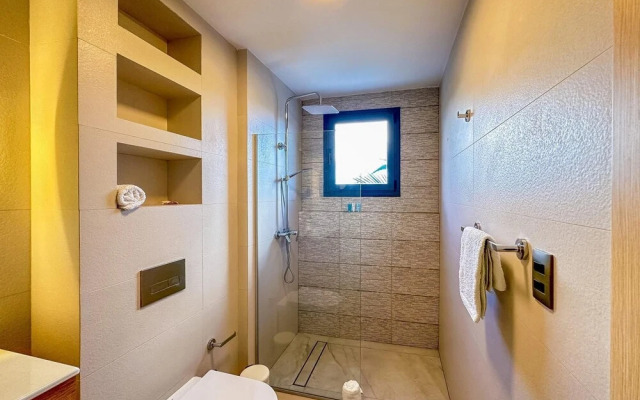 Modern Luxury Condo Close to the Beach