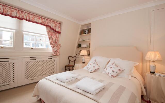 Veeve  Smith Terrace Pretty Mews House 3 Bed 2 Bath Chelsea