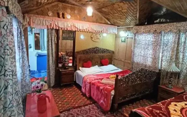 New minar group of houseboats