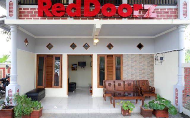 RedDoorz Syariah near Alun Alun Pacitan 2