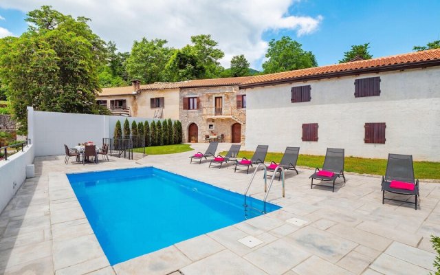 Nice Home in Veprinac with Outdoor Swimming Pool, Hot Tub & 5 Bedrooms