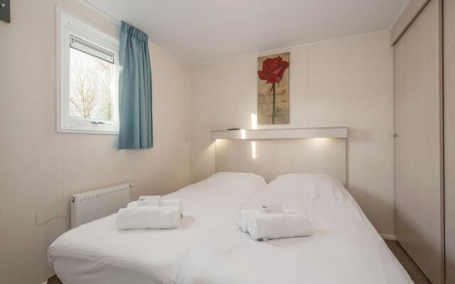Comfy Chalet With Dishwasher, 500 m From the Beach