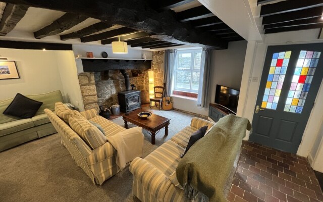 Traditional 3-bed Cottage, Log Burner & Sea Views!