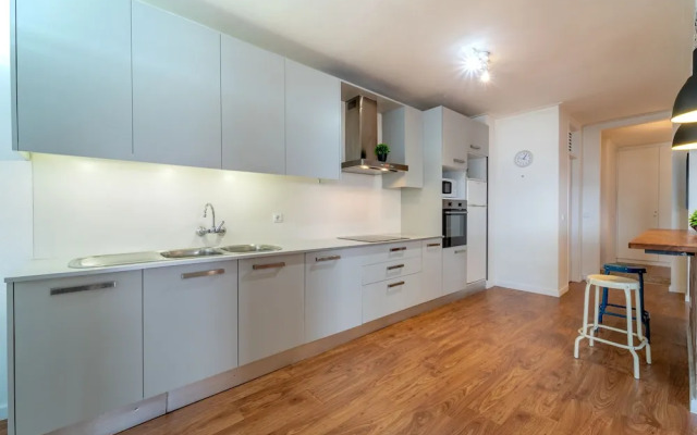 House and People - Rotunda do Caires