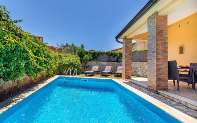 Beautiful Home in Liznjan With Wifi and 2 Bedrooms