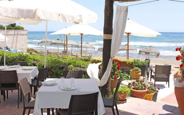 1100 Marbella Beachfront first line