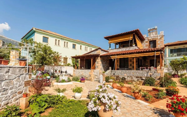Elia Luxury House - Mani's Garden Retreat