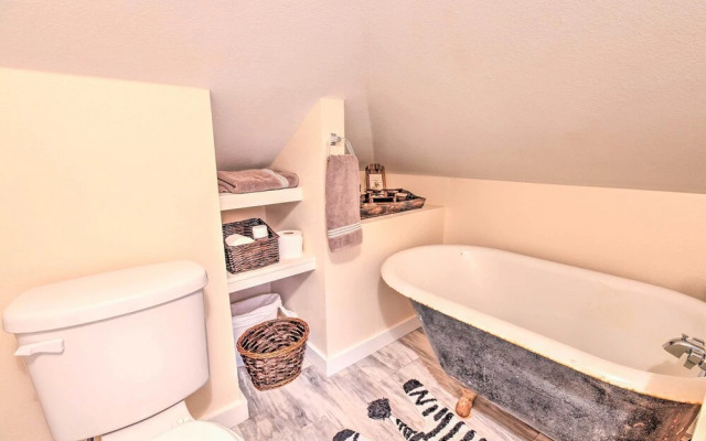 Bright Texas Retreat Near Pleasure Pier & Beach!