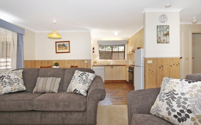Cedar Cottage - Tudor Village – Guest Rooms – Bright