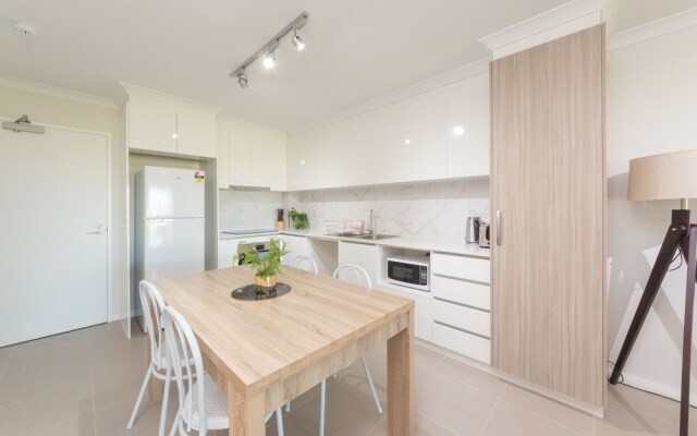 Lakeview Apartment Suite 06