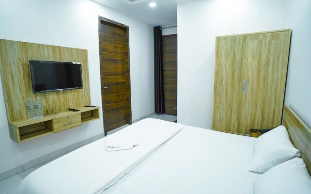 Roomshala 031 Silver Crown Sector 23
