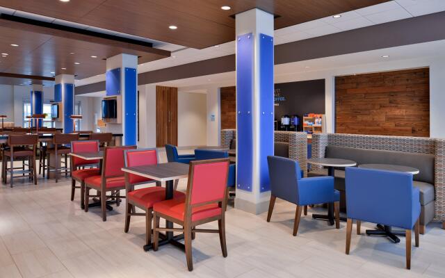 Holiday Inn Express & Suites Marshalltown, an IHG Hotel