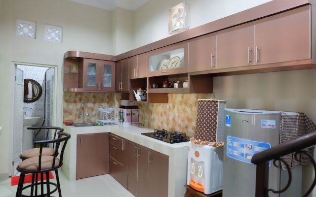 Simply Homy Guest House UTY Kronggahan
