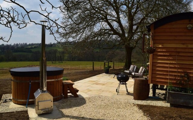 Shephards Hut With Hot Tub in the Cotswolds