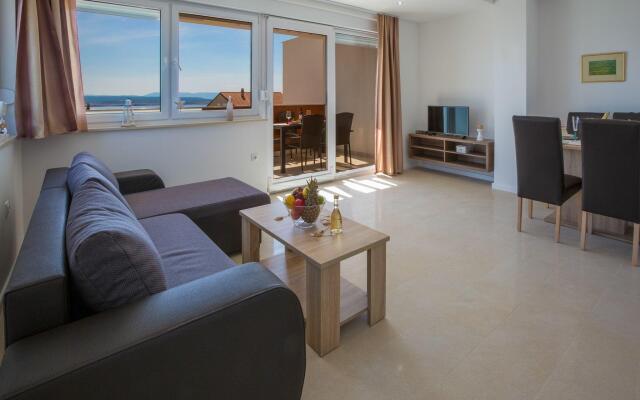 Comfortable villa apartment with swimming pool and sea view !