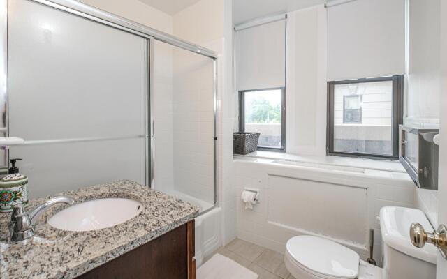 Beautiful Huge Studio + Train | Theatre District | Evonify