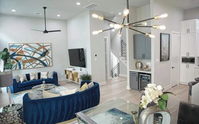 Luxury 3BD Rooftop Home in Dwtwn HTX.