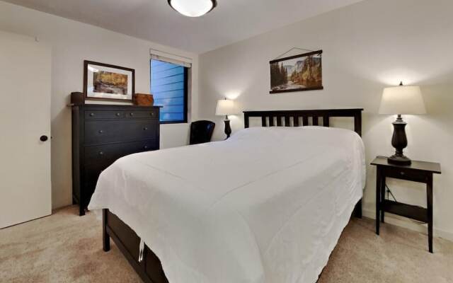 Remodeled 2 Bedroom Condo with Easy Access to Mountain Biking, Swimming, Hiking, Hot Tubs! by RedAwning