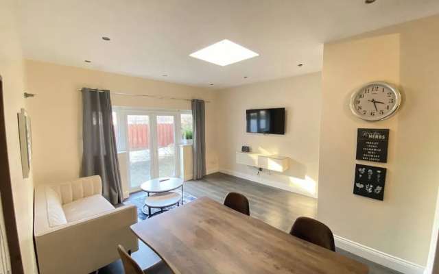 Bright & Lush 2 Bed Apartment