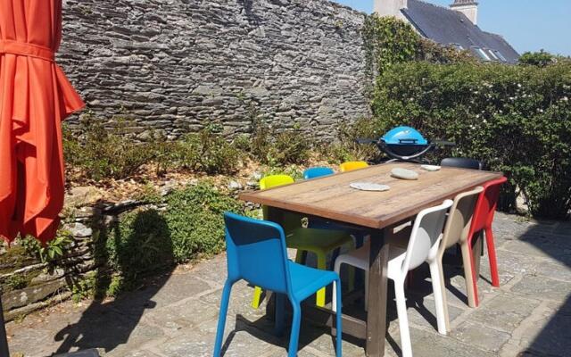 Charming holiday home, 200 m sandy beach, Locquirec