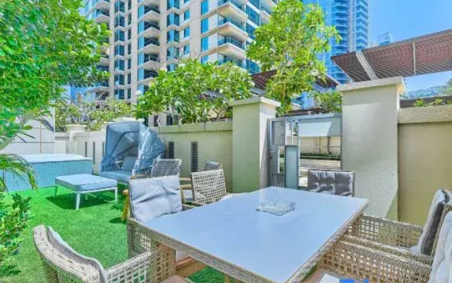 bnbme | Dubai Marina: Quiet Patio Oasis