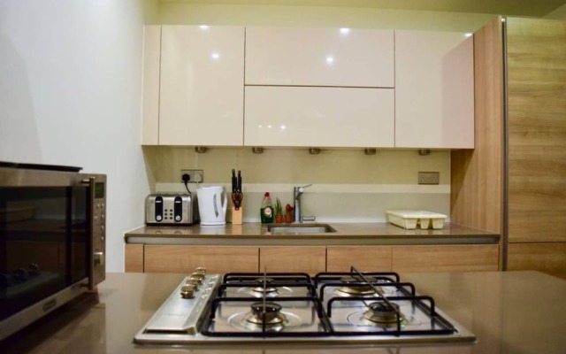 Modern 1 Bedroom Flat in Shadwell With Balcony