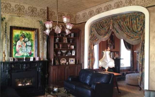 Nicki Lee Mansion