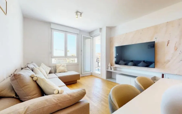 Mika's 2-Bedroom Seaview Flat & Parking