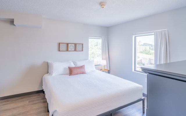 King Bed Free Parking Gym Views