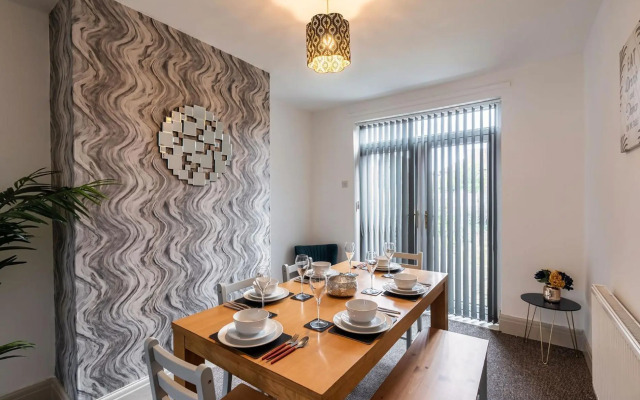 Family & Contractors & Free Parking & Airport Location
