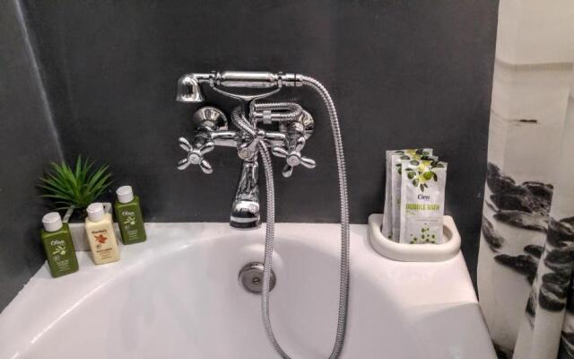 Via Verdi 5, Gli Affreschi