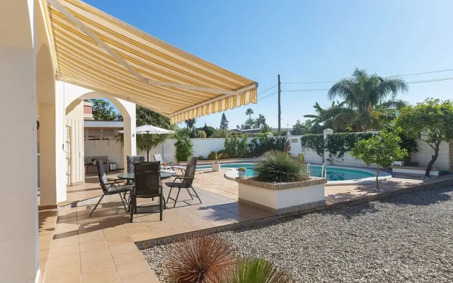 Detached Villa With a Large Private Swimming Pool
