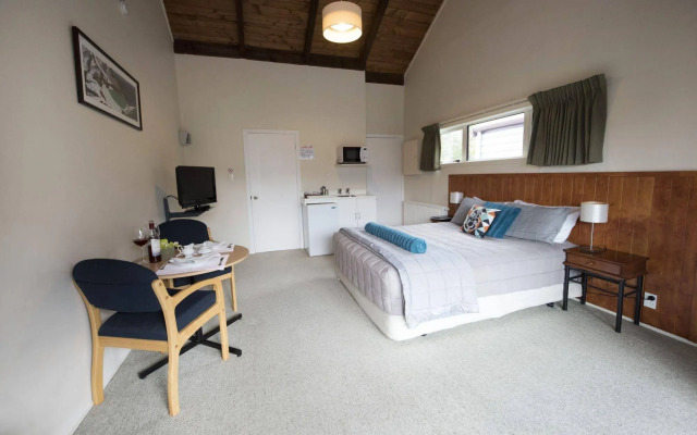 Adventure Lodge & Motel