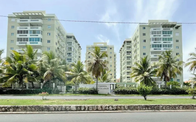 Oceanfront Condo in Ave. España Sleeps 8