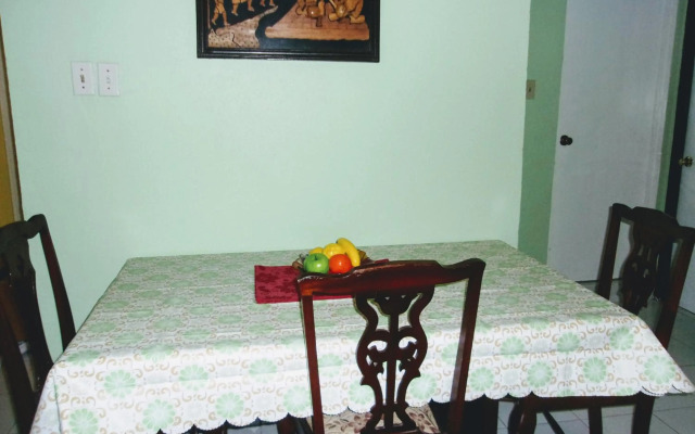 Central Oaklands Kingston Apt