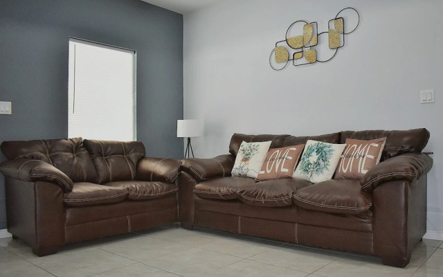 Elegant Apartment 10 min to Mercedes Outlets