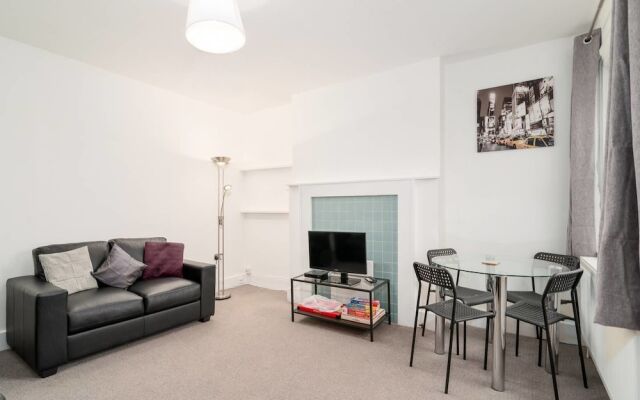 Modern 2 Bed, for 4 Guests in Golders Green!