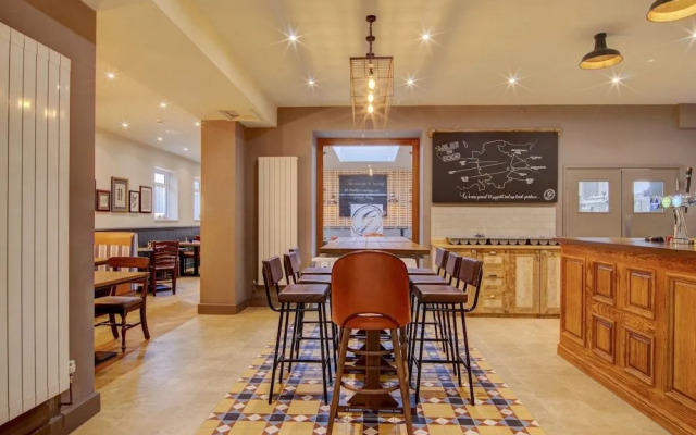 Gissons Hotel by OYO Rooms