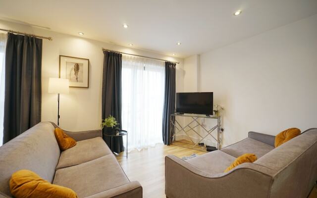 Modern 2 Bed Apartment With Juliet Balcony - DHB Stays