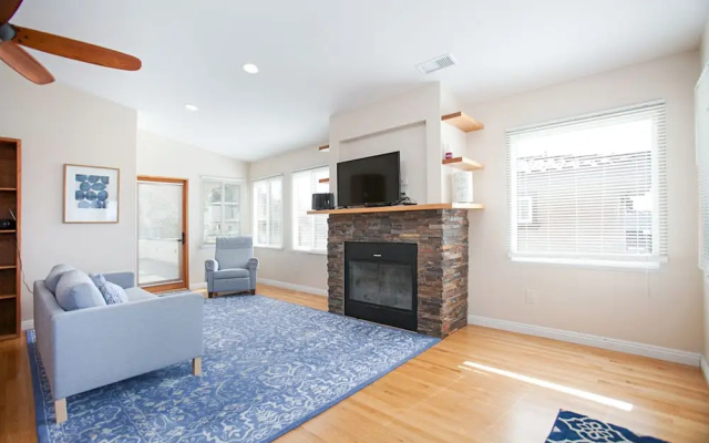 1731 Plum Street Townhouse by RedAwning