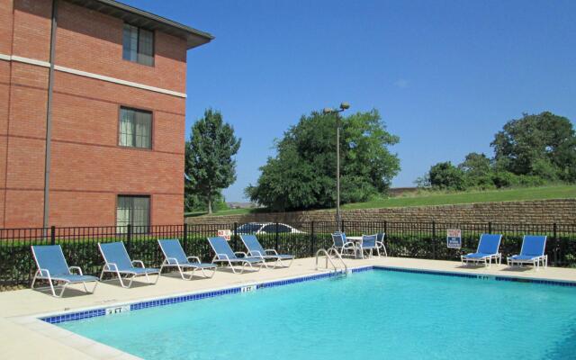 Hawthorn Extended Stay by Wyndham Bedford / Dallas