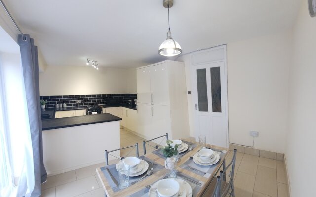 Captivating 3-bed House in Newcastle Upon Tyne