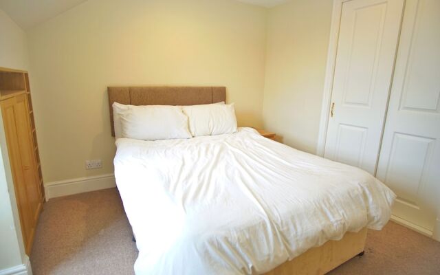 Spacious, Bright, Festival Flat for 6 at Meadows