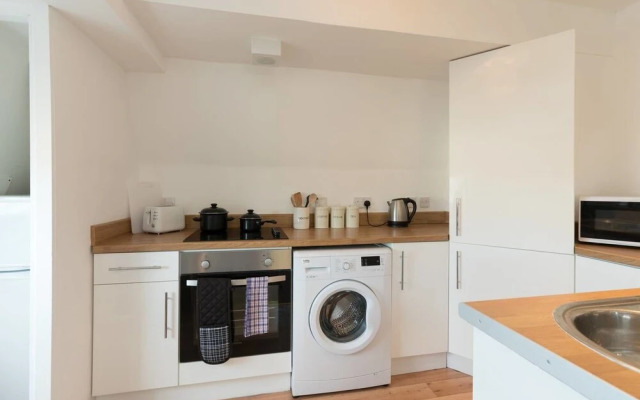 Homely Attic Apt in Central Bristol Sleeps 6