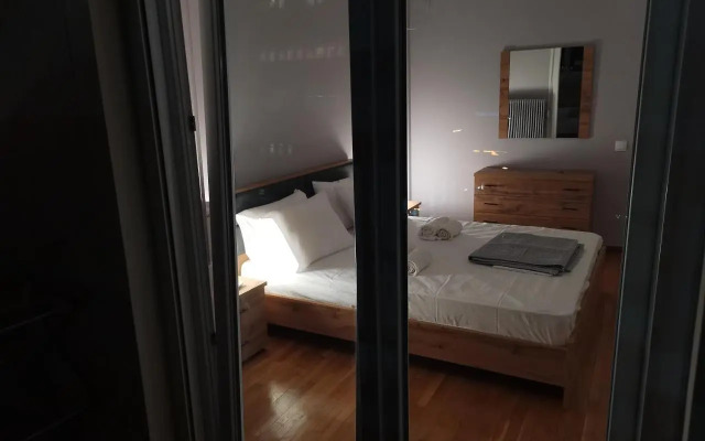 Penthouse spacious w super wifi & terrace, 2 min from metro