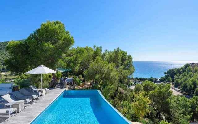 Magnificent Holiday Home With View