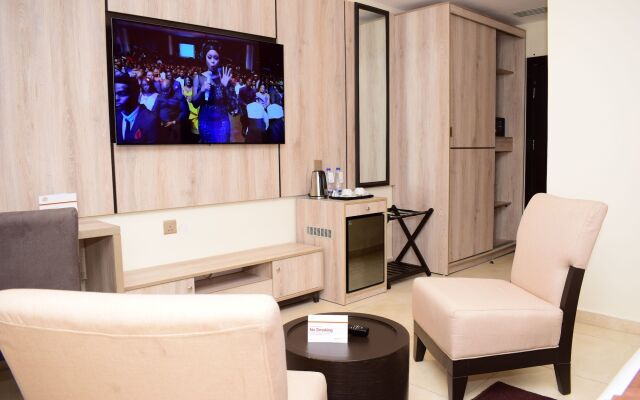 Monty Suites & Golf