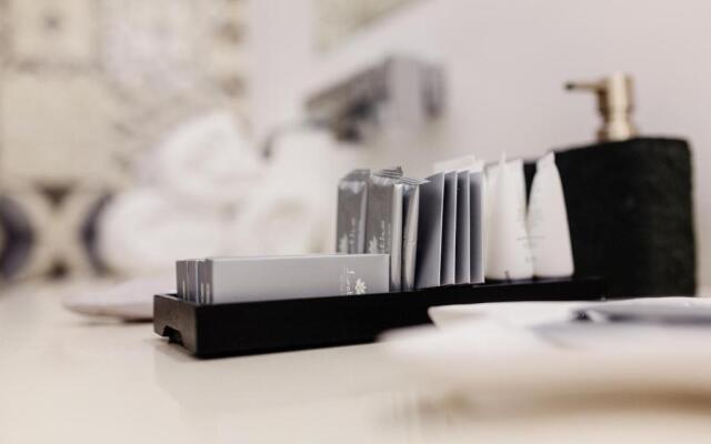 White Stylish Apartment 3