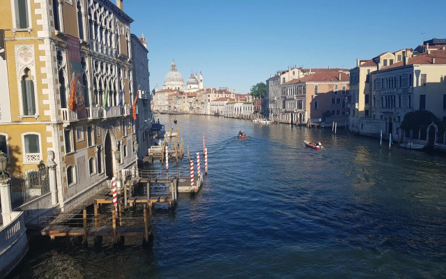 Large Top 3 Rooms Flat Central Rialto