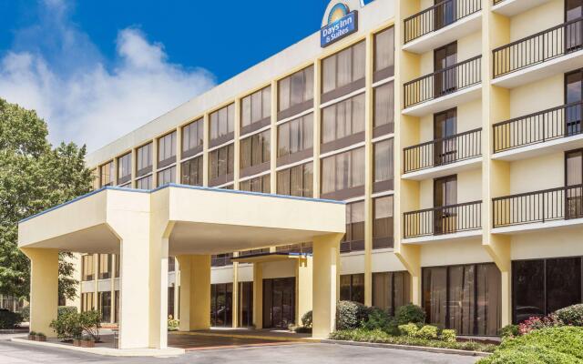 Days Inn & Suites by Wyndham SE Columbia Ft Jackson